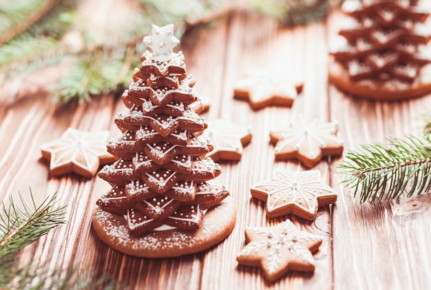 Peperkoek koekjes. Kerstboom van koekjes met kers op tafel