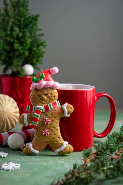 Peperkoek man en rode kop met warme chocolademelk drinken en winter versieringen kerstmis abstracte achtergrond