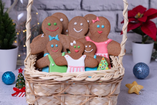 Peperkoek mannen en figuren. Traditioneel Nieuwjaar en Kerstmis zelfgemaakte koekjes. Kerst achtergrond. Selectieve aandacht, close-up.