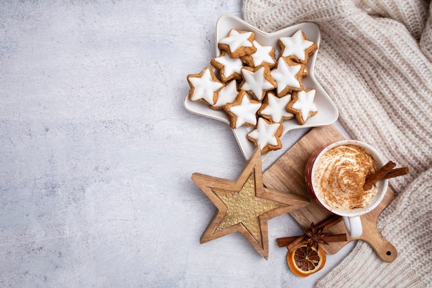 Peperkoek met mok warme chocolademelk en kerst snoepgoed.