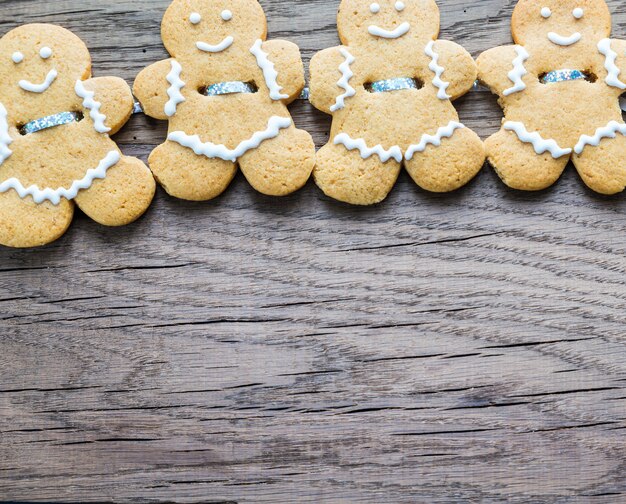 Peperkoek op houten tafel