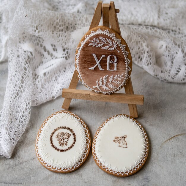 Foto peperkoek pasen-koekjes in vormeieren in retro stijl