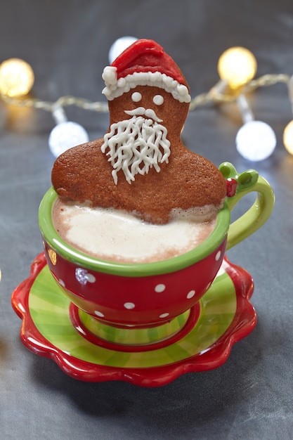 Peperkoek Santa man cookie in een warme kop cappuccino