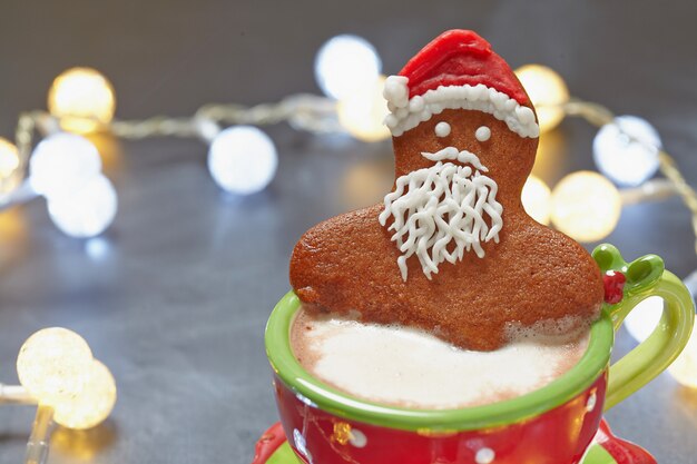 Peperkoek Santa man cookie in een warme kop cappuccino