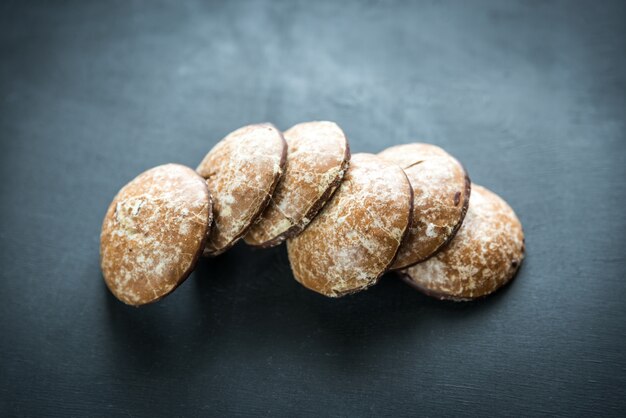 Peperkoek taarten op de houten tafel