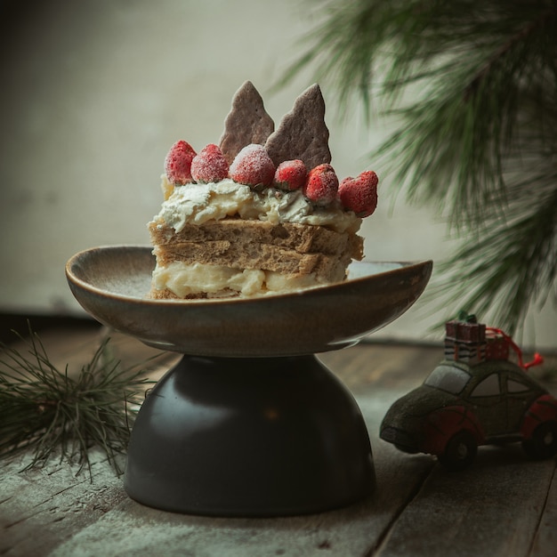 Peperkoekcake versierd met koekjes en aardbei