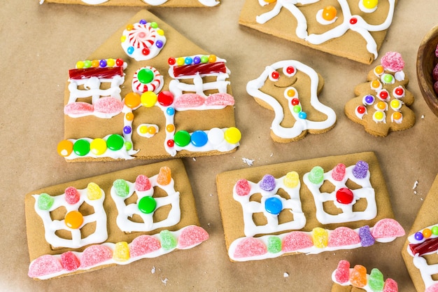 Peperkoekhuis versieren met royal icing en kleurrijke snoepjes.