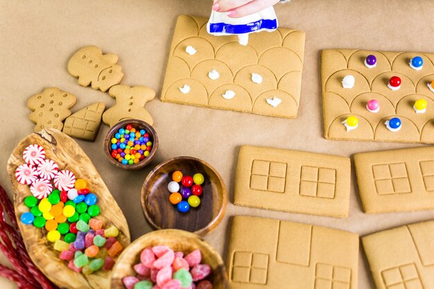 Peperkoekhuis versieren met royal icing en kleurrijke snoepjes.