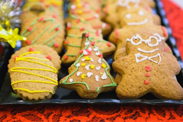 Foto peperkoekkoekjes in de vorm van een man op tafel