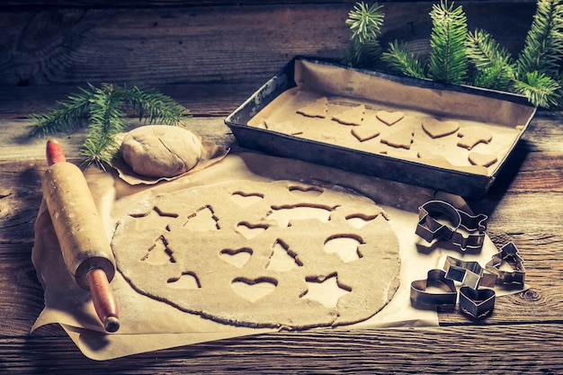 Peperkoekkoekjes maken voor kerstmis op houten tafel