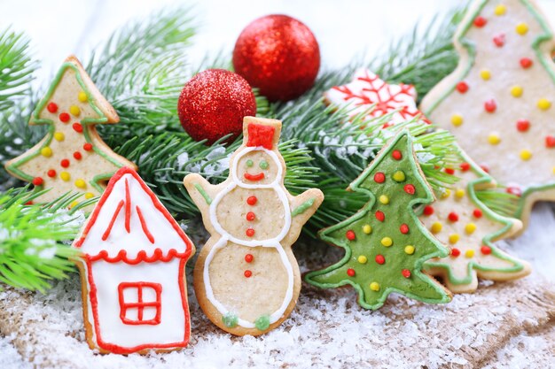 Peperkoekkoekjes met kerstversiering op een houten tafeloppervlak in kleur