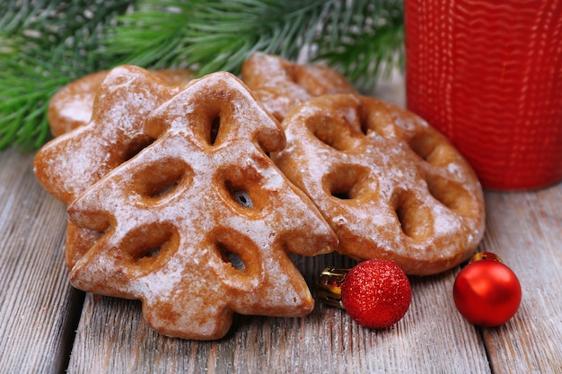 Peperkoekkoekjes met kerstversiering op houten tafel