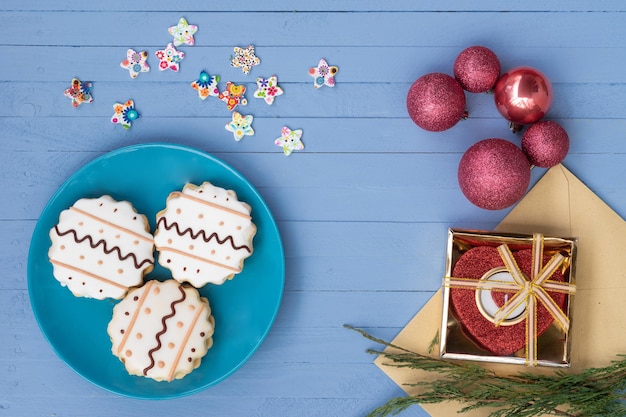 Peperkoekkoekjes op een bord op een houten achtergrond bovenaanzicht nieuwjaarsvakantie kerstmis