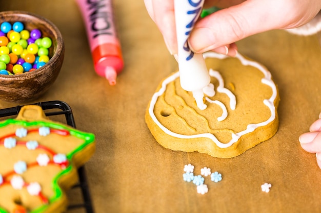 Peperkoekkoekjes versieren met royal icing en kleurrijke snoepjes.