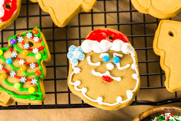 Peperkoekkoekjes versieren met royal icing en kleurrijke snoepjes.