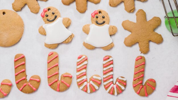 Peperkoekkoekjes versieren met royal icing voor Kerstmis.