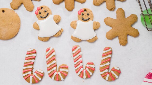 Peperkoekkoekjes versieren met royal icing voor Kerstmis.