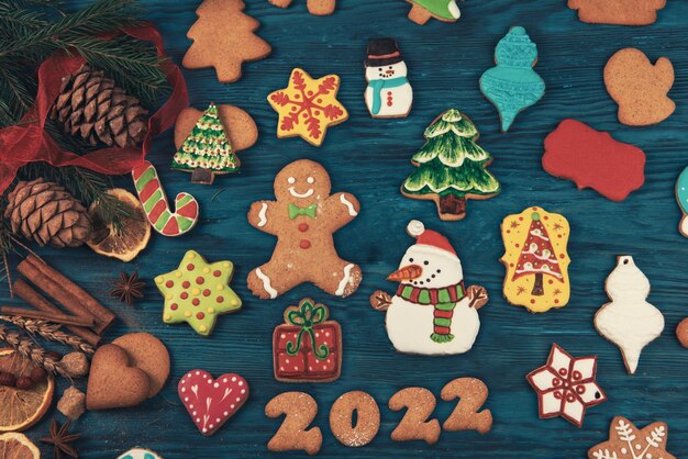 Peperkoekkoekjes voor het nieuwe jaar 2022 op houten achtergrond, Kerstmisthema