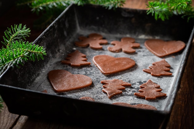 Peperkoekkoekjes voor Kerstmis op bakplaat voor het bakken