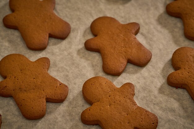 Peperkoekmannetjes op de bakplaat aan het opwarmen