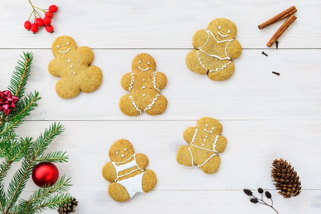 Peperkoekmannetjes op een witte houten tafel.