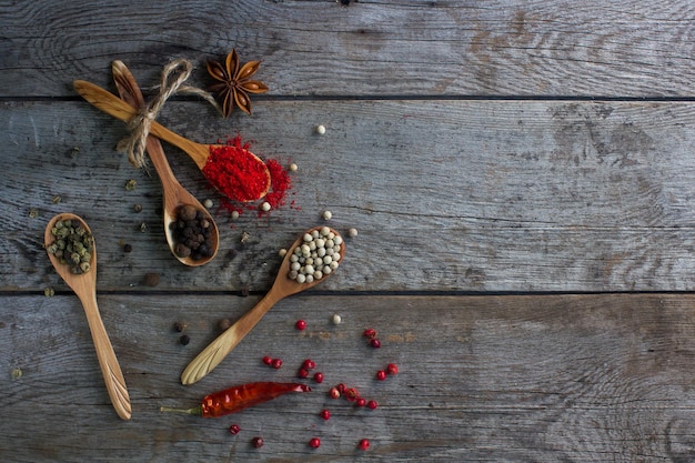 Pepermix in houten lepels op rustieke tafel kleurrijke indische kruiden gezonde levensstijl aziatische keuken bovenaanzicht ruimte voor tekst