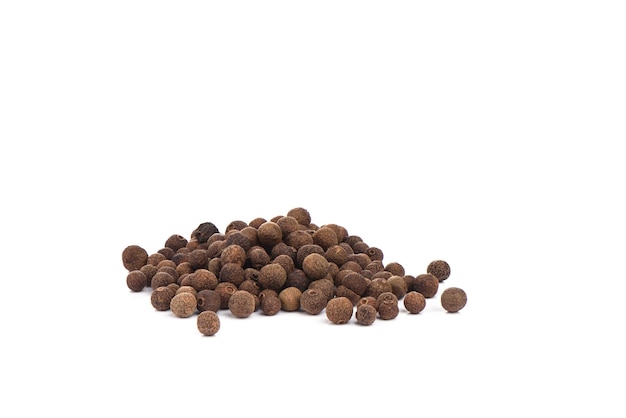 Pepper allspice geïsoleerd op witte achtergrond Jamaicaanse peper kopie ruimte