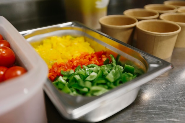 Photo pepper chunks and mango chunks prepared for a vegetable salad in a restaurant kitchen