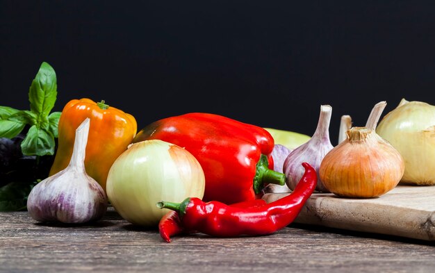 Pepe e pepe essiccato, spezie sul tavolo della cucina, cucina e insalate di verdure naturali e fresche, le verdure non sono tutte lavate e pulite dallo sporco, dettagli dei peperoncini per il cibo