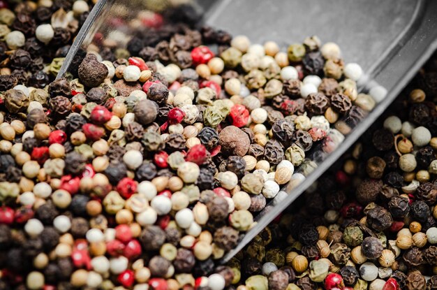 Photo peppercorn on rustic background