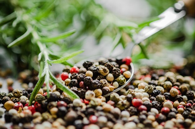 Photo peppercorn on rustic background