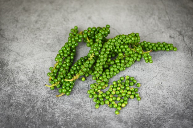 Granelli di pepe sul fondo del piatto - seme di pepe verde fresco fresco per le erbe e le spezie tailandesi dell'alimento di cucina degli ingredienti