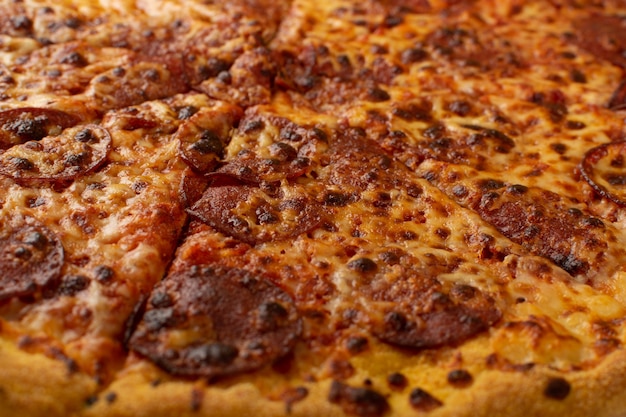 Pepperoni of Diabola Pizza met Salami, Chili Pepper en Mozzarella Kaas Geïsoleerd. Traditionele Italiaanse Flatbread bovenaanzicht
