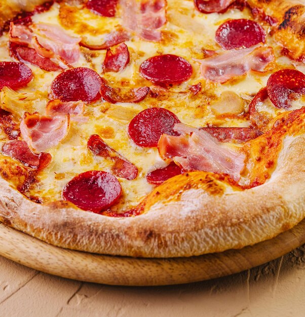 pepperoni pizza met ham op hout