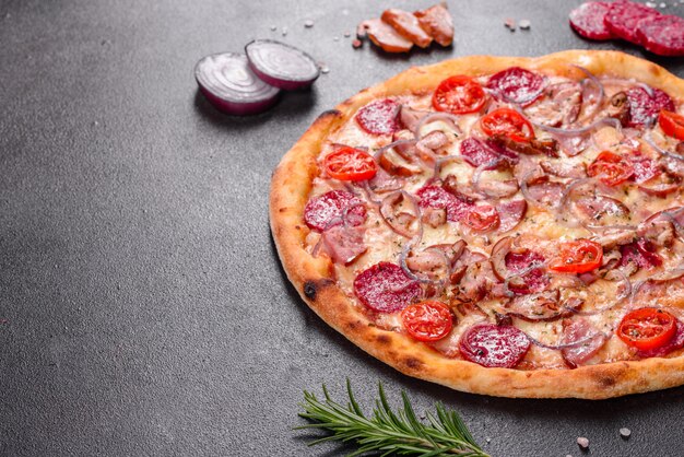 Foto pepperoni pizza met mozzarella kaas, salami, ham. italiaanse pizza