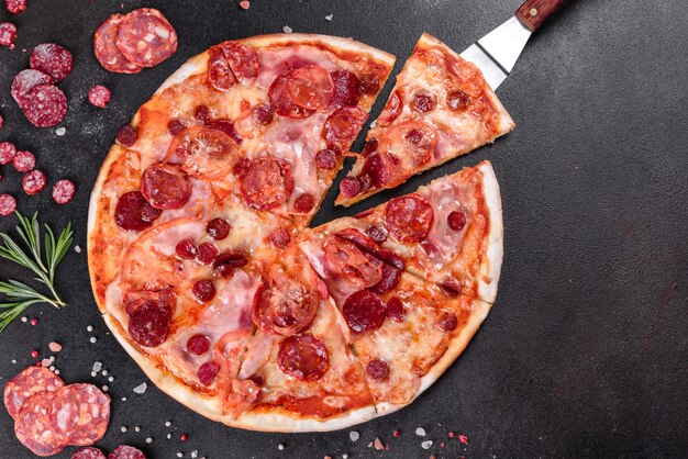 Pepperoni pizza met mozzarella kaas, salami, tomaten, peper en kruiden. italiaanse keuken