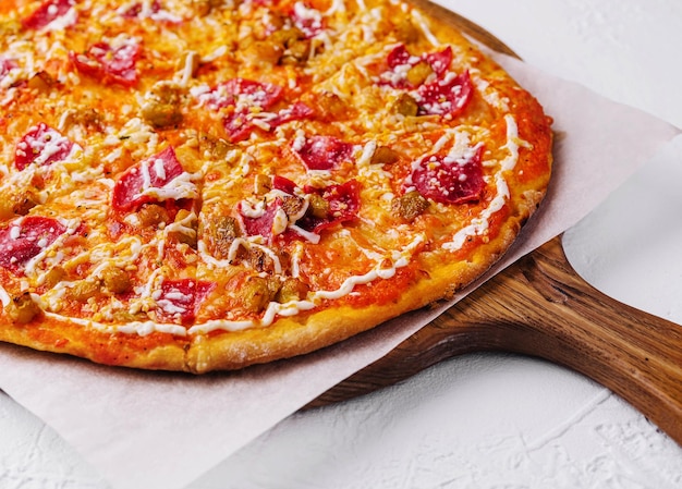 Pepperoni pizza met worst op houten achtergrond