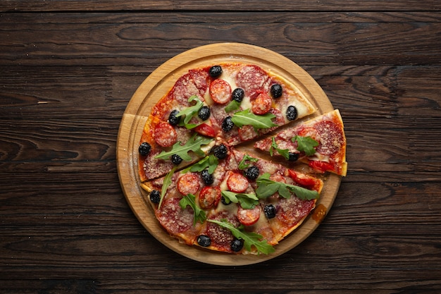 木の板の上面にペパロニのピザ
