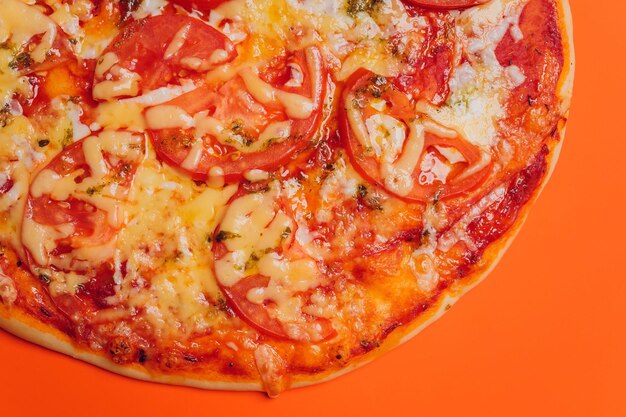 Pepperoni Pizza op een oranje achtergrond boven weergave Heerlijke zelfgemaakte pizza bovenaanzicht