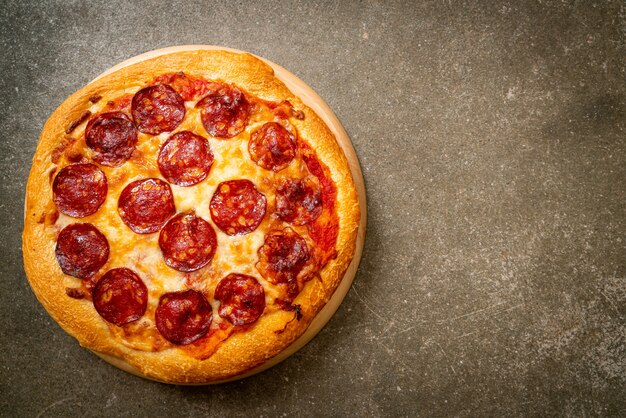 Pepperoni pizza op houten dienblad