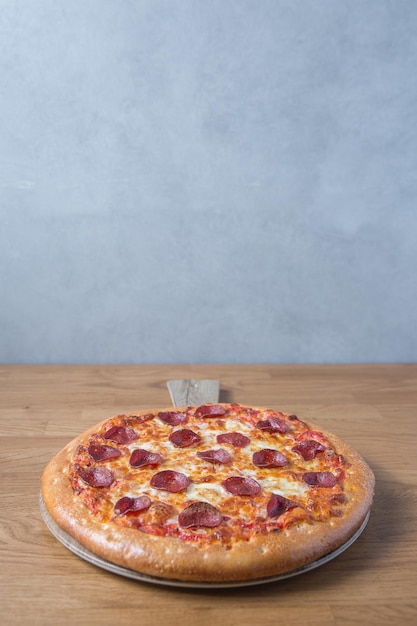 Pepperoni pizza op houten tafel
