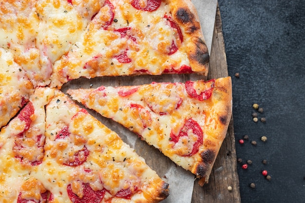 Pepperoni pizza tomatensaus en kaas trendmaaltijd