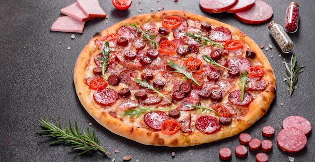 모짜렐라 치즈, 살라미 소시지, 햄과 페퍼로니 피자. 이탈리안 피자