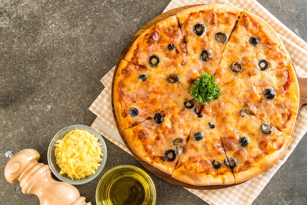 пицца пепперони с оливками