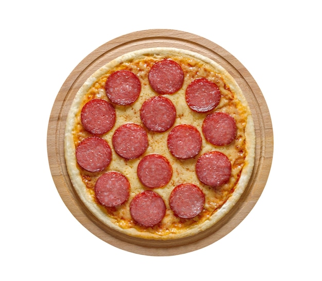 Foto pizza ai peperoni con salsiccia intera non tagliata isolata su un tagliere di legno rotondo su sfondo bianco con tracciato di ritaglio