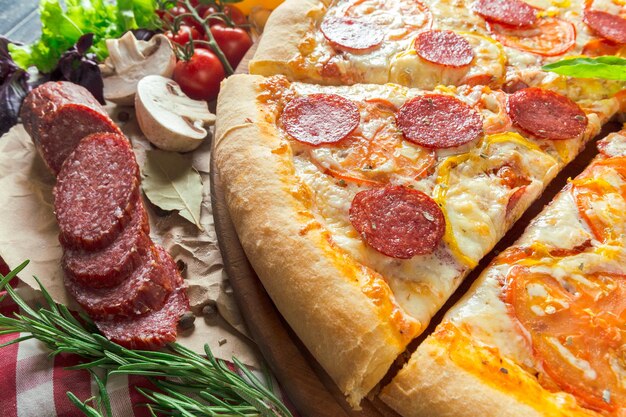 Foto pizza al salame piccante