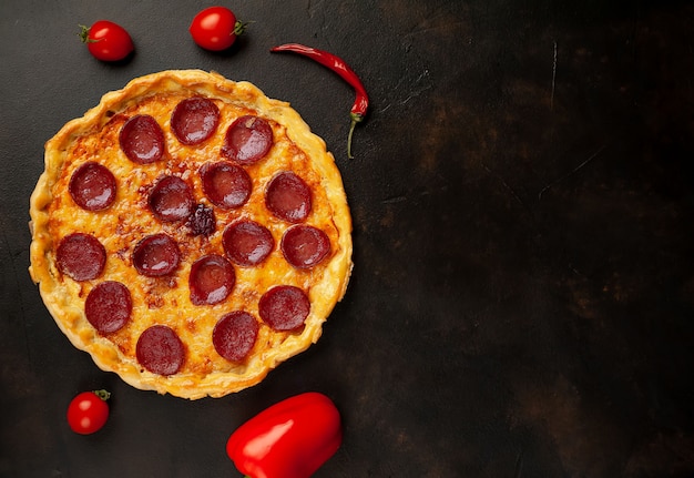 Pepperoni zelfgemaakte pizza op stenen achtergrond met kopie ruimte voor uw tekst.