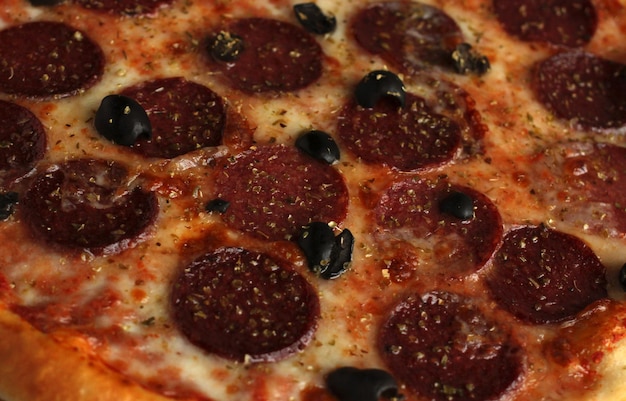 Pepperonispizza met zouten en olijvenclose-up