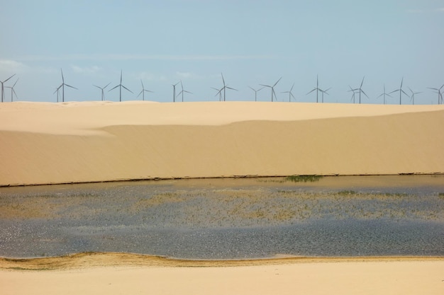 Pequenos Lencois op Barreirinhas Maranhao Brazilië duinen en windmolens op de achtergrond