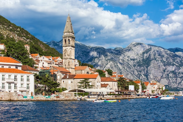 몬테네그로의 Boka Kotor Bay에있는 Perast 도시